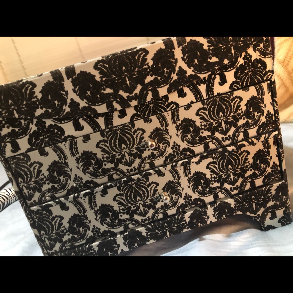 Jewelry box